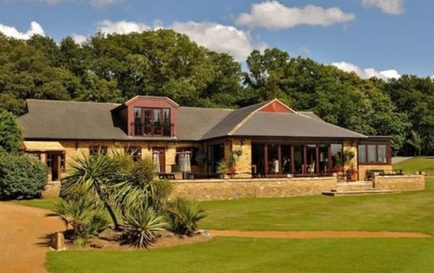 18 Holes of Golf for Two at Huntswood Golf Club including a Bacon Roll and Drink each